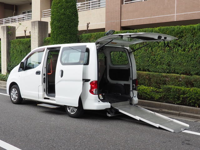 NV200バネット福祉車両・手動スロープ・車いす1名計7人