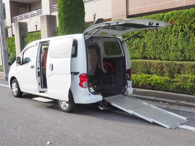 NV200バネットバン  福祉車両・手動スロープ・車いす1名計7人