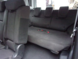 ゆったりとしたサードシート。