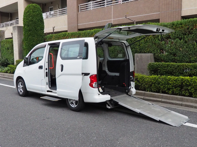 NV200バネットバン  スロープタイプ 車イス2名仕様 合計6人