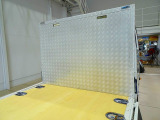 荷台内寸:205&times;161&times;38 三方開 床板張替え 埋め込みフック4対 左右アオリ上部/前立て鳥居アルミ縞鋼板 鳥居作業灯2個 垂直PG/800kg付