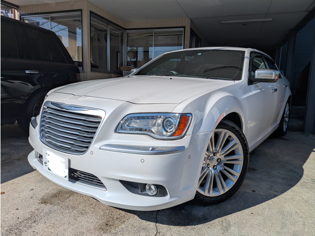 300C ラグジュアリーディーラー車・黒革シート・純正ナビ・TV