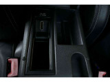 こちらは運転席と助手席の間にあります、センターコンソールの中になります。小物など入れれます。