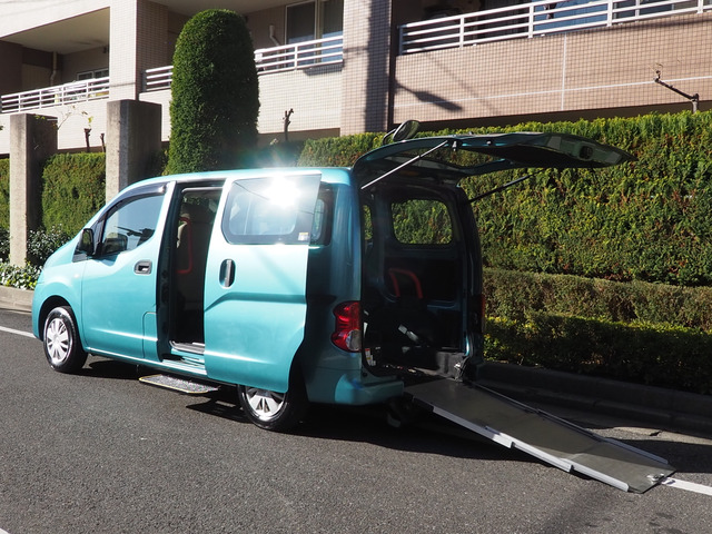 NV200バネットスロープタイプ・車いす2名仕様合計6人乗