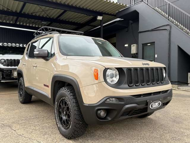 レネゲードトレイルホーク 4WD現定色モハベサンド