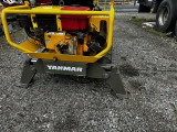 ヤンマーミニユンボ YB400 アウトリガー付き 製造年は不明です。 アワーメーターもついていません。