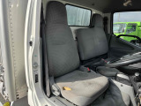 運転席シート、えぐれ箇所有り。張り替えも行えますのでご相談ください!