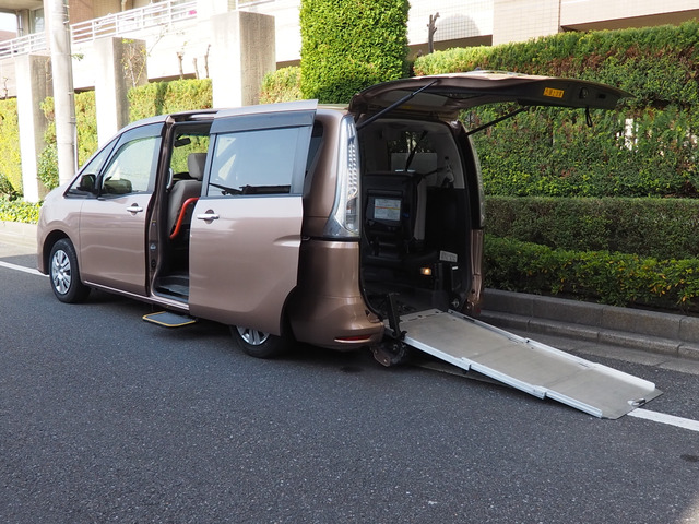 セレナ2.0 20Sチェアキャブ  車いす2名仕様7人乗り