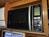 クルマ旅にとても便利な電子レンジもインストール!