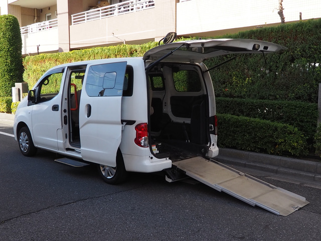 NV200バネットバン  スロープタイプ・車イス2名6人乗り