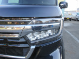 LEDヘッドライト装備で周囲も明るく照らし夜間の運転も安心です。