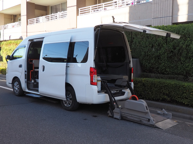 NV350キャラバン  福祉車両 チェアキャブ 車いす4名10人