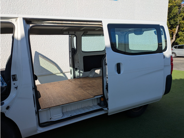 日産 NV350キャラバン 2.5 DX ロング ディーゼル 3ペダルMT/5ドア