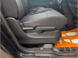 運転席の座面はレバー操作により上下調整が可能です。座面を高くすれば前方の視界が更に確保されるので運転がし易くなりますよ!