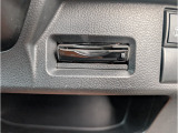ETC車載器は運転席足元の収納箇所にビルトイン。カードの出し入れがしやすいですしカードを挿したままでも車外から見えないので防犯上も安心ですよ。