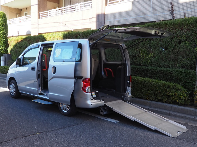 NV200バネットバン  福祉車両・手動スロープ・車いす1名計7人