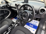 すっきりとしたシンプルな内装の造りは欧州車の魅力!細部にまでこだわり抜かれたデザインが自慢ですので是非じっくりとご覧くださいませ。