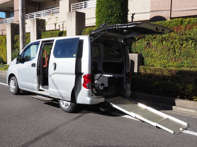NV200バネットバン  スロープタイプ 車イス2名仕様 6人乗り