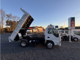 車両右側,ダンプアップ時:ダンプ昇降スムーズに行えます。いすゞエルフ積載3t高床ダンプ💪✨車検令和8年7月30日迄,新明和工業DR2-0110SY,F6速,アイドリングストップ,フォグランプ,HSA,取扱書他