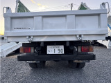 車両後面:荷台塗装されておりますので、汚れもなく比較的綺麗な外装をしております。車両後面に目立つ傷や凹凸無しです👍いすゞエルフ積載3t高床ダンプ‼️車検有令和8年7月30日迄✨