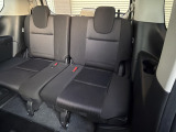 【3列目後部座席】気になるようなキズ・汚れやへたり等、大きなダメージはなく、良好な状態です。