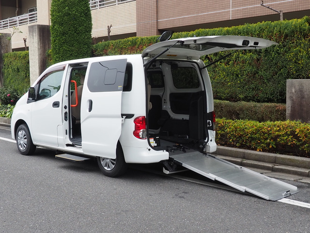 NV200バネットバン  スロープタイプ・車イス2名仕様合計6人乗