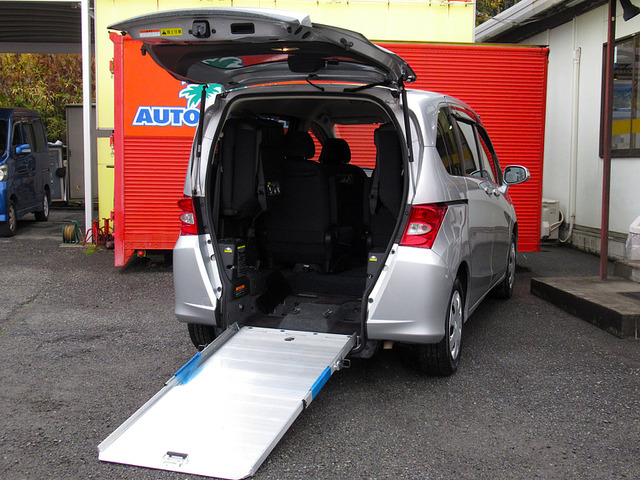 フリード 1.5 G 車いす仕様車 3列シートタイプ 福祉車両/スロープ/車イス電動固定装置