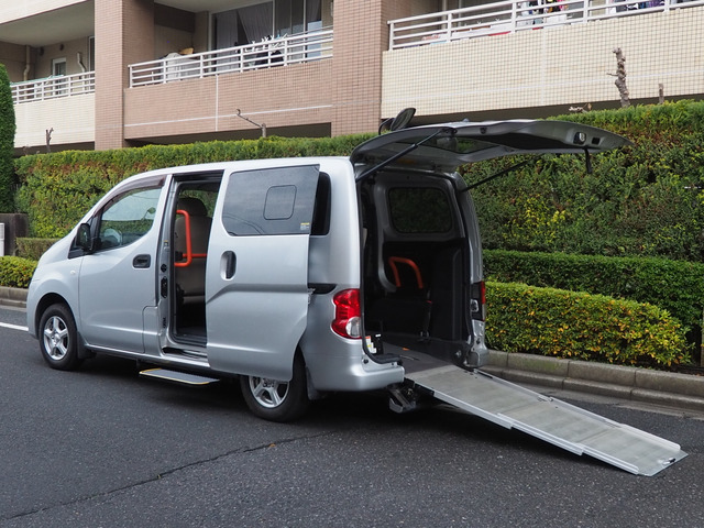 NV200バネットバン  福祉車両・手動スロープ・車いす1名計7人