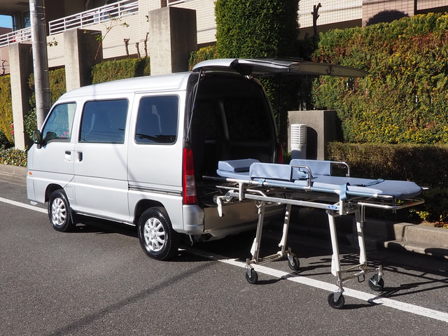 サンバー  患者ゆそう車 福祉車両 寝台車