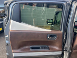 左後部座席ドア上部