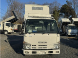 車両前面:便利なオートサイドミラー✨もちろん作動良好です😊前面に目立つ傷や凹凸のない比較的綺麗な外装をしております。あると便利なルーフキャリア付きです✨いすゞエルフ高床ダンプです‼️積載3t💪✨
