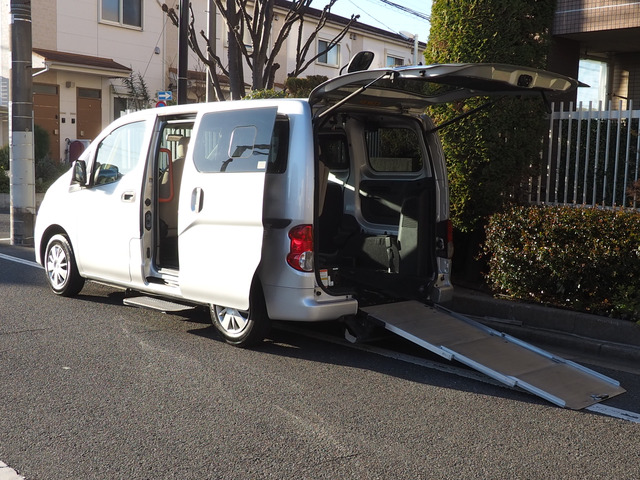 NV200バネットスロープタイプ・車イス2名仕様合計6人乗