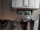 ETC車載器は運転席の足元にビルトイン。カードの出し入れがしやすいので抜き忘れ防止にもなりますね。