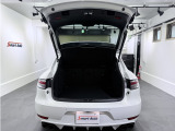 セカンドシートの展開でゴルフバックも余裕で収納できるゆとりのあるスペースを拡張することが可能です。新車時からのディーラーでの整備記録簿もしっかり残っており素性の良さを物語っています。