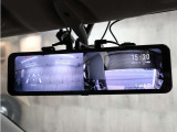車両後方カメラの映像をインナーミラー内のディスプレイに表示する社外デジタルインナーミラーを装着しております。また前後カメラでドラレコ機能も付いているので万が一の時も安心の1台です!