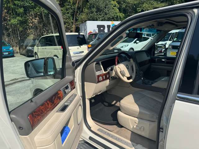 リンカーン ナビゲーター 左H 4WD ベージュ本革 天吊モニタ の中古車