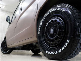 新品社外アルミホイールに新品TOYOオープンカントリーR/Tタイヤを装着しアクティブな雰囲気に仕上がりました。