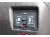 運転席から後席の電動スライドドアの操作が行えます!雨の日や送迎時などにも便利です☆