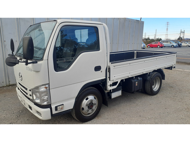 タイタン  4WD 2t低床10尺平ボディ ナビ付