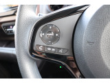 ステアリングスイッチで、運転中も前方から目線をそらすことなく音量などの操作をおこなえます☆