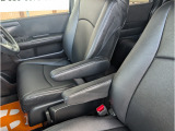 フロントシート左右はアームレスト付になりますので、リラックスした姿勢でも運転が出来て快適です。