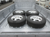 ☆スタッドレスタイヤ荷台積み込みです☆