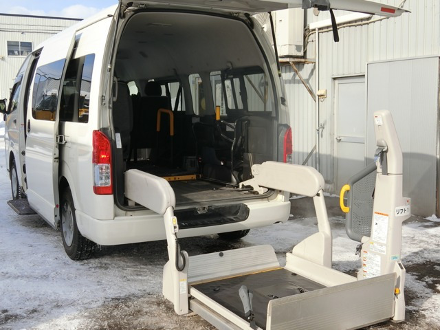 ハイエースコミューター2.7 GL 4WD車いす移動車 9人乗り リア電動リフト