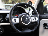 レザーステアリング[オーディオリモコン内蔵]やチルトステアリング機構、運転席シートリフター、運転席&助手席キッキングプレート、オートエアコンなどその他、充実の装備内容となっております!!