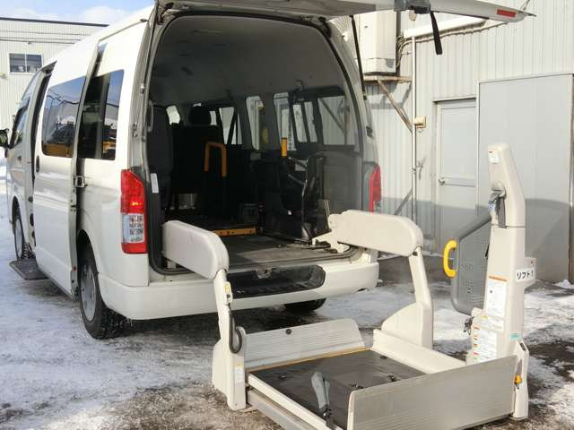 トヨタ ハイエースコミューター 2.7 GL 4WD 車いす移動車 9人乗り リア 