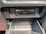 ETC車載器は運転席足元の収納箇所にビルトイン。カードの出し入れがしやすいですしカードを挿したままでも車外から見えないので防犯上も安心です。