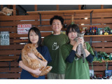 我々がお客様の対応をいたします。左から中西と大庭と勝又です。猫ちゃんは左から千代丸君と神楽ちゃんです。毎日洗車したり車をきれいにしたりしてます。