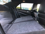 リアシートも左右トランクスペースに開閉可能です!ゴルフバックも収納可能です。