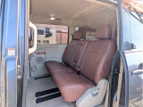 8人乗りなのでセカンドシートはベンチタイプ。車中泊なども楽しめるので人気ですよ。