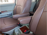 運転席と助手席にはアームレストが備わってますのでリラックスした姿勢でのドライブも可能です。